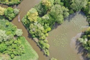 Varen in het uitgestrekte 'Marais Audomarois' - foto: Tourisme en Pays de Saint-Omer